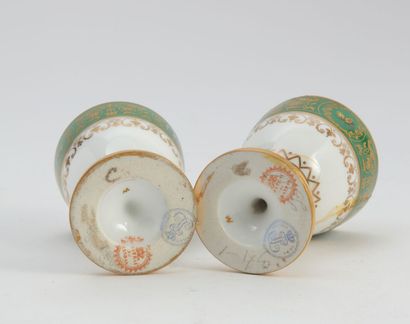  Sèvres 
Deux coquetiers en porcelaine du service du château de Randan à décor polychrome...