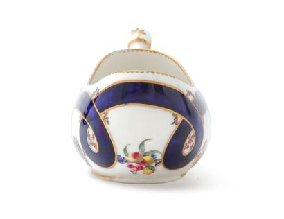 null Sèvres

Bourdaloue ovale en porcelaine tendre à décor polychrome de guirlandes...