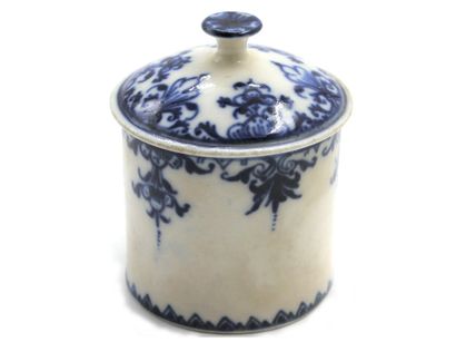  Saint-Cloud 
Pot à pommade couvert cylindrique en porcelaine tendre à décor en camaïeu...