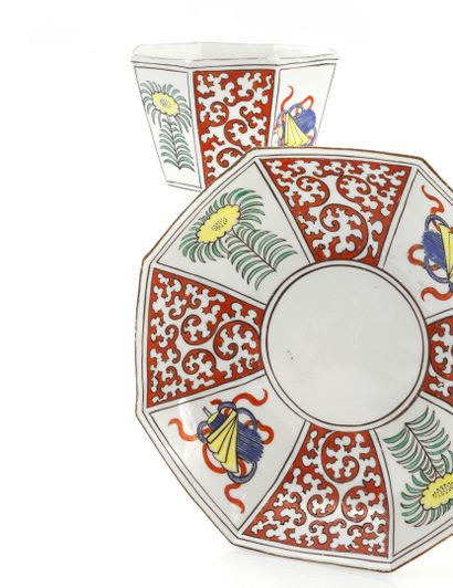 null Chantilly

Gobelet et sa soucoupe de forme octogonale en porcelaine tendre à...