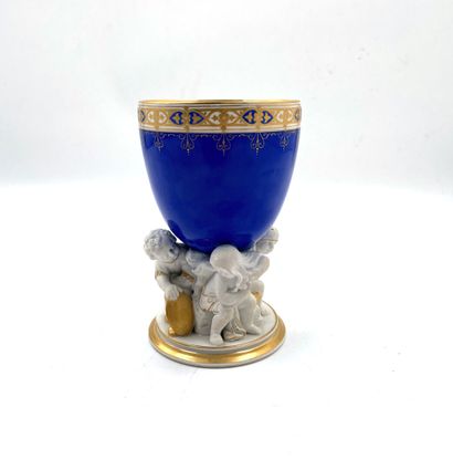 null Berlin

Coupe en porcelaine formée d'un gobelet à fond bleu supporté par quatre...