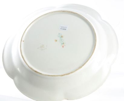 null Sèvres

Plat rond deuxième grandeur en porcelaine dure à six lobes du service...