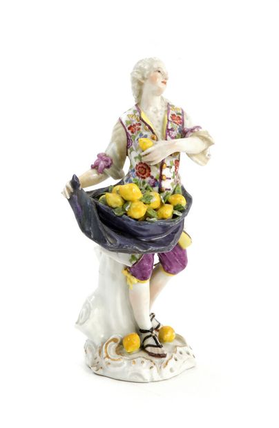  Meissen 
Statuette en porcelaine représentant le marchand de citrons debout sur...