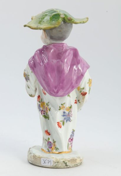  Meissen 
Statuette en porcelaine représentant un enfant Chinois vêtu d'un manteau...