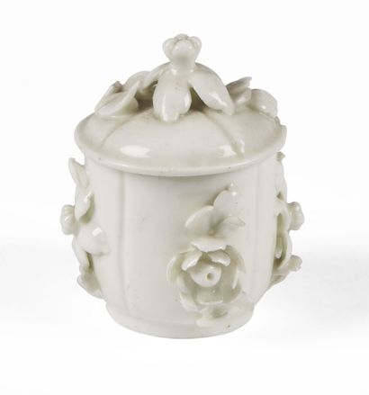  Saint-Cloud 
Pot à pommade couvert en porcelaine tendre émaillée blanche à décor...