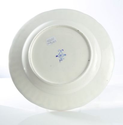 null Sèvres

Assiette en porcelaine tendre à décor polychrome au centre d'une guirlande...
