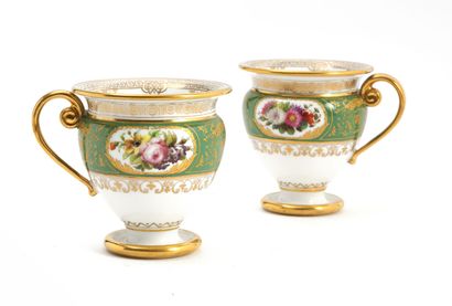  Sèvres 
Deux tasses à glace en porcelaine du service du château de Randan à décor...