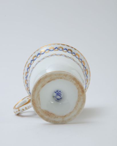 null Sèvres

Tasse à glace en porcelaine dure à décor en bleu et or nommé frise Vieillard...