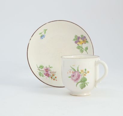  Chantilly 
Tasse et sa soucoupe en porcelaine tendre à décor polychrome de bouquets...
