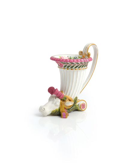  Sèvres 
Gobelet rhyton nommé pot à crème cornet tête de vache en porcelaine de forme...