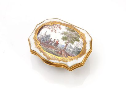  Meissen 
Tabatière ovale en porcelaine à décor polychrome de scènes de chasse et...