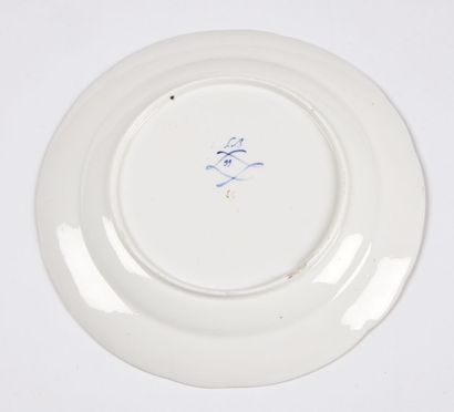 null Sèvres

Assiette à bord contourné en porcelaine tendre à décor polychrome au...