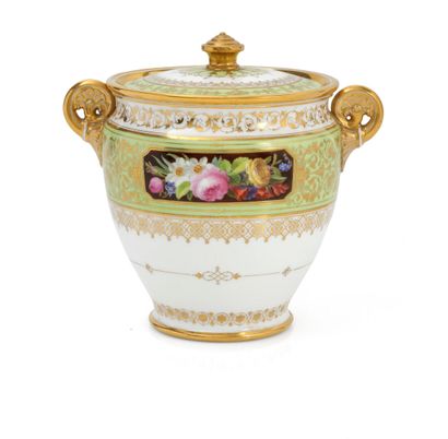  Sèvres 
Pot à sucre couvert nommé pot à sucre grec en porcelaine du service du roi...