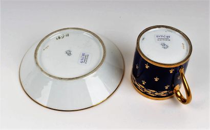 null Sèvres

Gobelet litron et sa soucoupe en porcelaine à décor en or de semis de...