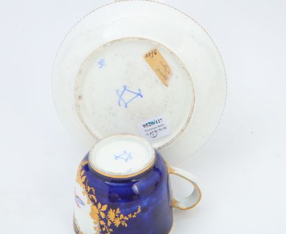 null Vincennes

Gobelet Bouillard et sa soucoupe en porcelaine tendre à décor polychrome...