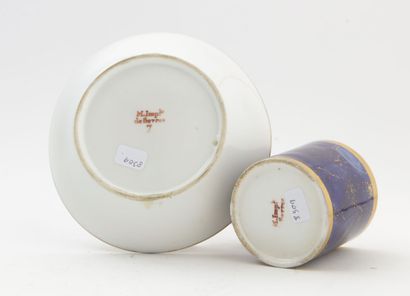 null Sèvres

Gobelet litron et sa soucoupe en porcelaine dure à fond bleu et or imitant...
