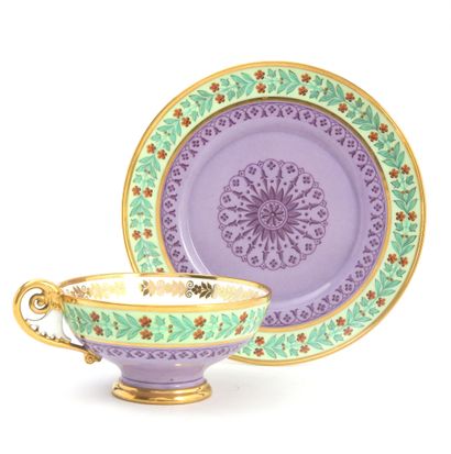  Sèvres 
Tasse à thé et sa soucoupe en porcelaine à décor en violet d'arcades feuillagées...