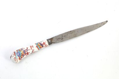  Saint-Cloud 
Couteau à manche en porcelaine tendre à décor polychrome dans le style...