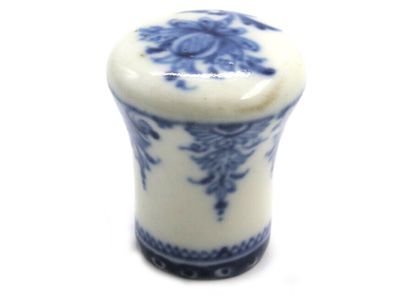  Saint-Cloud 
Pommeau de canne en porcelaine tendre à décor en camaïeu bleu de fleurs....