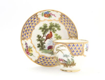 null Sèvres

Gobelet Hébert et une soucoupe en porcelaine tendre à décor polychrome...