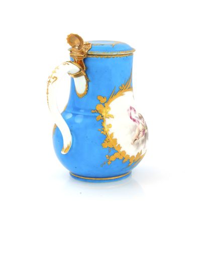  Vincennes 
Pot à lait couvert en porcelaine tendre à décor polychrome d'amours sur...
