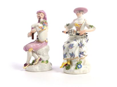  Meissen 
Paire de statuettes en porcelaine représentant Arlequin jouant de la cornemuse...