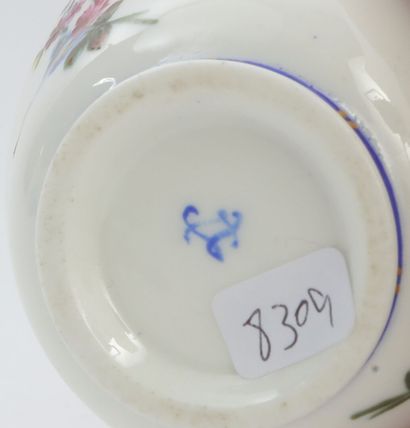null Sèvres

Pot à sucre Hébert couvert en porcelaine tendre à décor polychrome de...