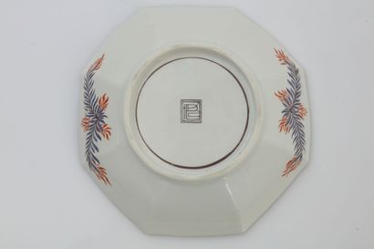  Chantilly 
Gobelet et sa soucoupe de forme octogonale en porcelaine tendre à émail...