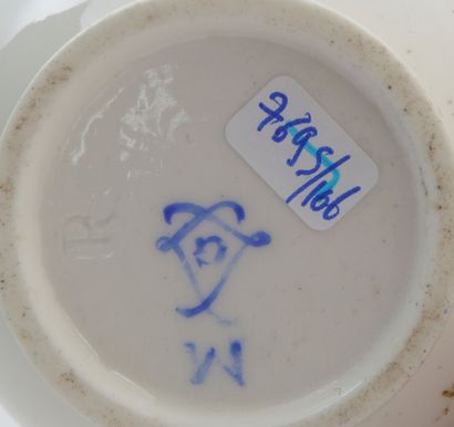 null Sèvres

Pot à lait en porcelaine tendre à décor polychrome d'un oiseau sur terrasse,...