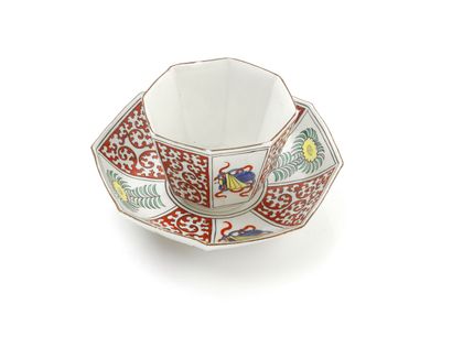  Chantilly 
Gobelet et sa soucoupe de forme octogonale en porcelaine tendre à émail...
