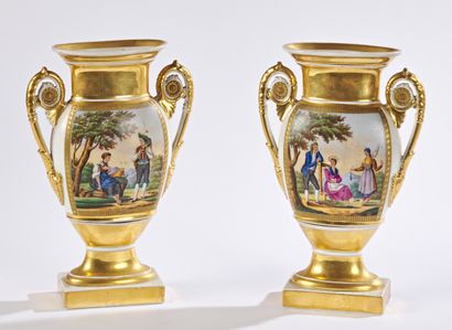  Paris 
Paire de vases de forme balustre en porcelaine à décor polychrome de paysages...