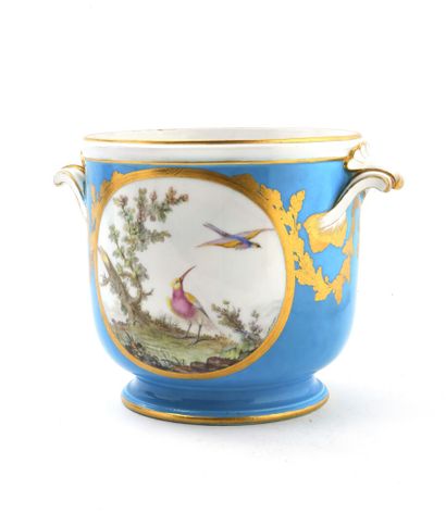 null Sèvres

Seau à demi-bouteille en porcelaine tendre à décor polychrome d'oiseaux...