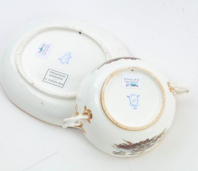 null Sèvres

Ecuelle ronde couverte et son plateau ovale en porcelaine tendre à décor...