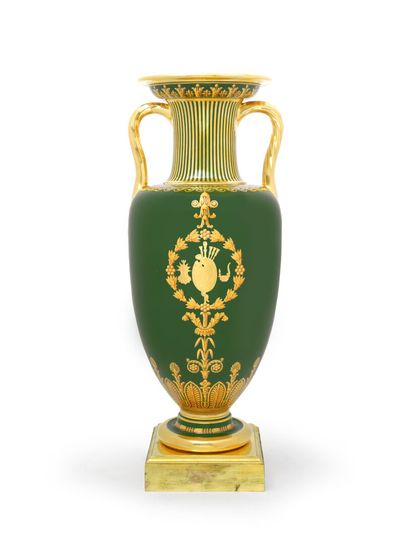 null Sèvres

Paire de vases nommés vase étrusque carafe deuxième grandeur en porcelaine...