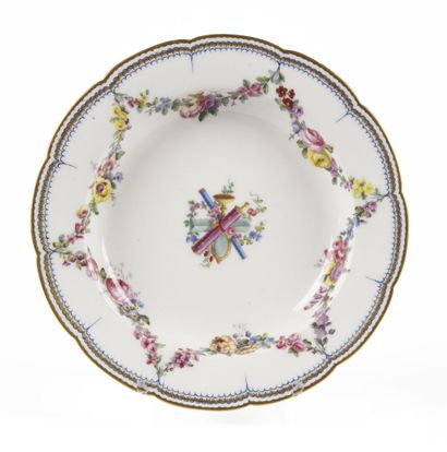 null Sèvres

Assiette à potage en porcelaine tendre à décor polychrome au centre...