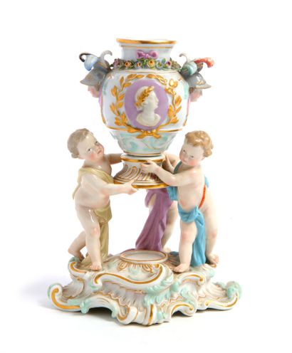 null Meissen

Vase en porcelaine de forme ovoïde à décor en relief de profils antiques...