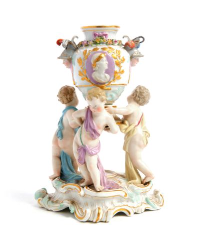 null Meissen

Vase en porcelaine de forme ovoïde à décor en relief de profils antiques...