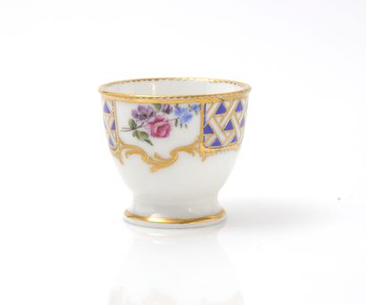 null Sèvres

Coquetier en porcelaine tendre à décor polychrome de bouquets de fleurs...