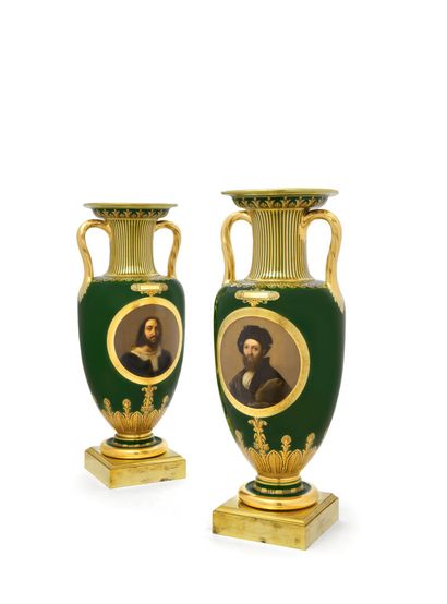 Sèvres 
Paire de vases nommés vase étrusque...