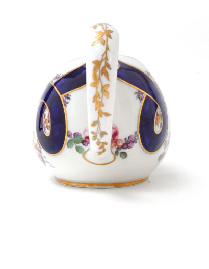 null Sèvres

Bourdaloue ovale en porcelaine tendre à décor polychrome de guirlandes...