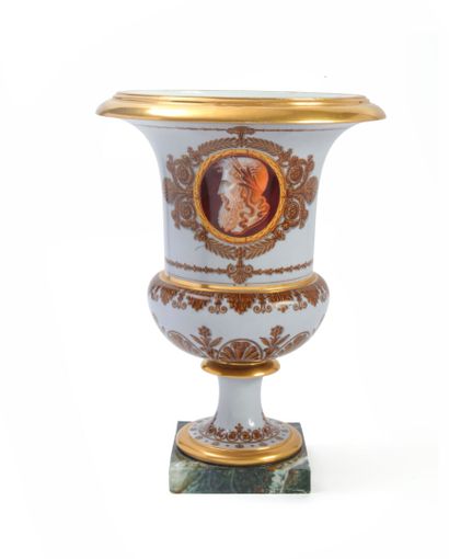  Sèvres 
Vase Médicis en porcelaine à décor façon camée d'un profil antique en buste...