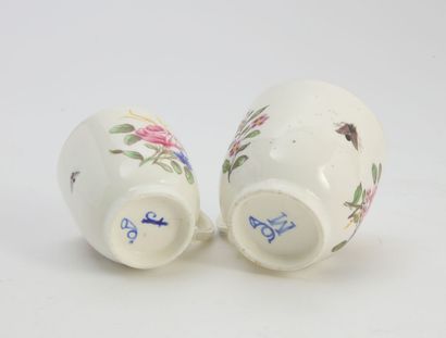 Chantilly 
Deux tasses en porcelaine tendre à décor polychrome de bouquets de fleurs...