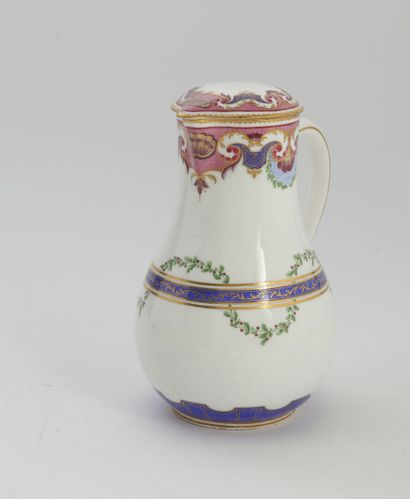 null Sèvres

Pot à eau couvert en porcelaine tendre de la première grandeur à décor...