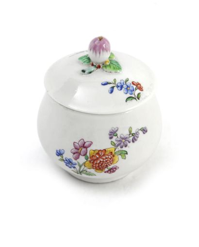  Chantilly 
Petit pot couvert en porcelaine tendre à décor polychrome de bouquets...