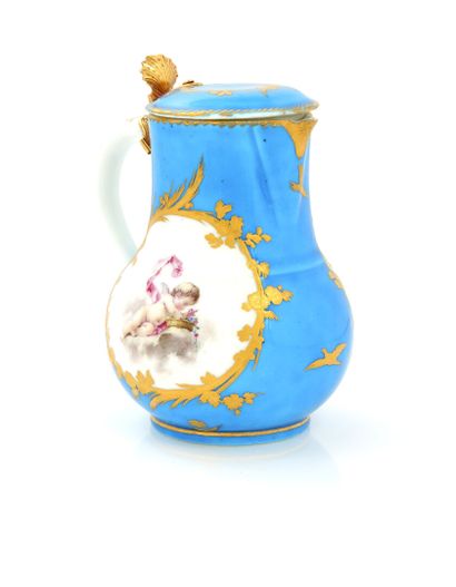  Vincennes 
Pot à lait couvert en porcelaine tendre à décor polychrome d'amours sur...