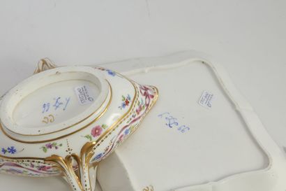 null Sèvres

Saucière ovale et son plateau losange en porcelaine tendre du service...