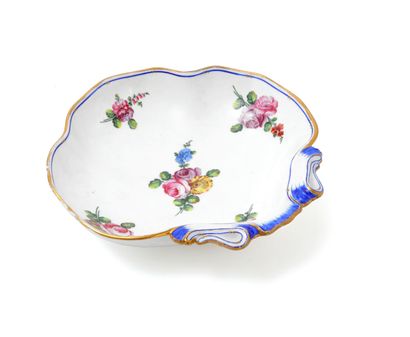 null Sèvres

Compotier coquille en porcelaine tendre à décor polychrome de bouquets...