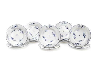  Chantilly 
Ensemble de dix assiettes en porcelaine tendre à décor en camaïeu bleu...