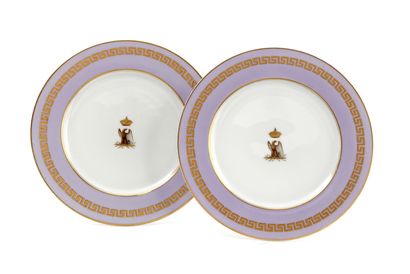  Paris 
Deux assiettes en porcelaine à décor polychrome au centre d'un aigle sous...