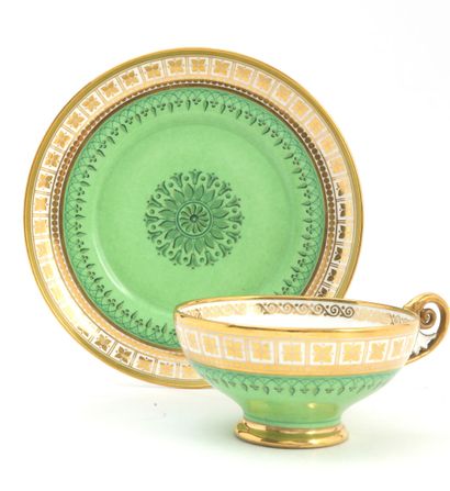  Sèvres 
Tasse à thé et sa soucoupe en porcelaine à décor en vert et or d'arcades...